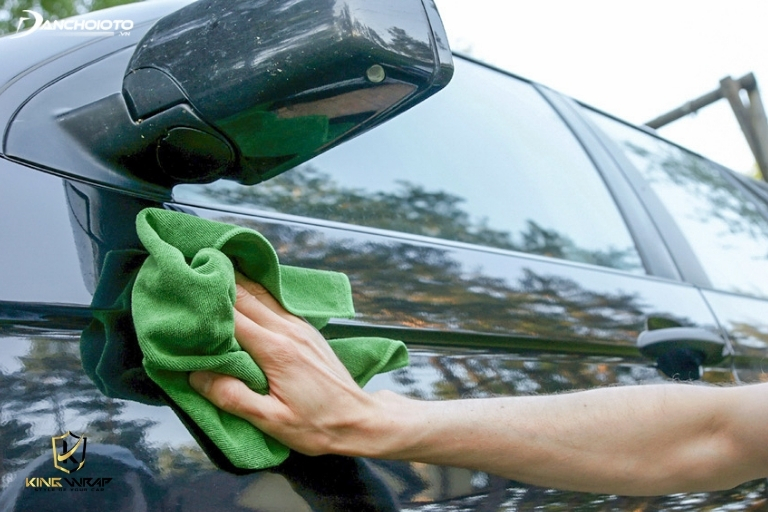Cách bảo vệ màu sơn xe ô tô dùng đúng khăn lau