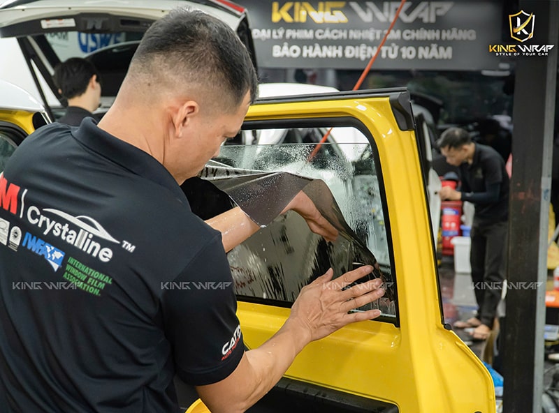Quy trình thi công dán phim cách nhiệt chuẩn tại Decal ô tô KingWrap