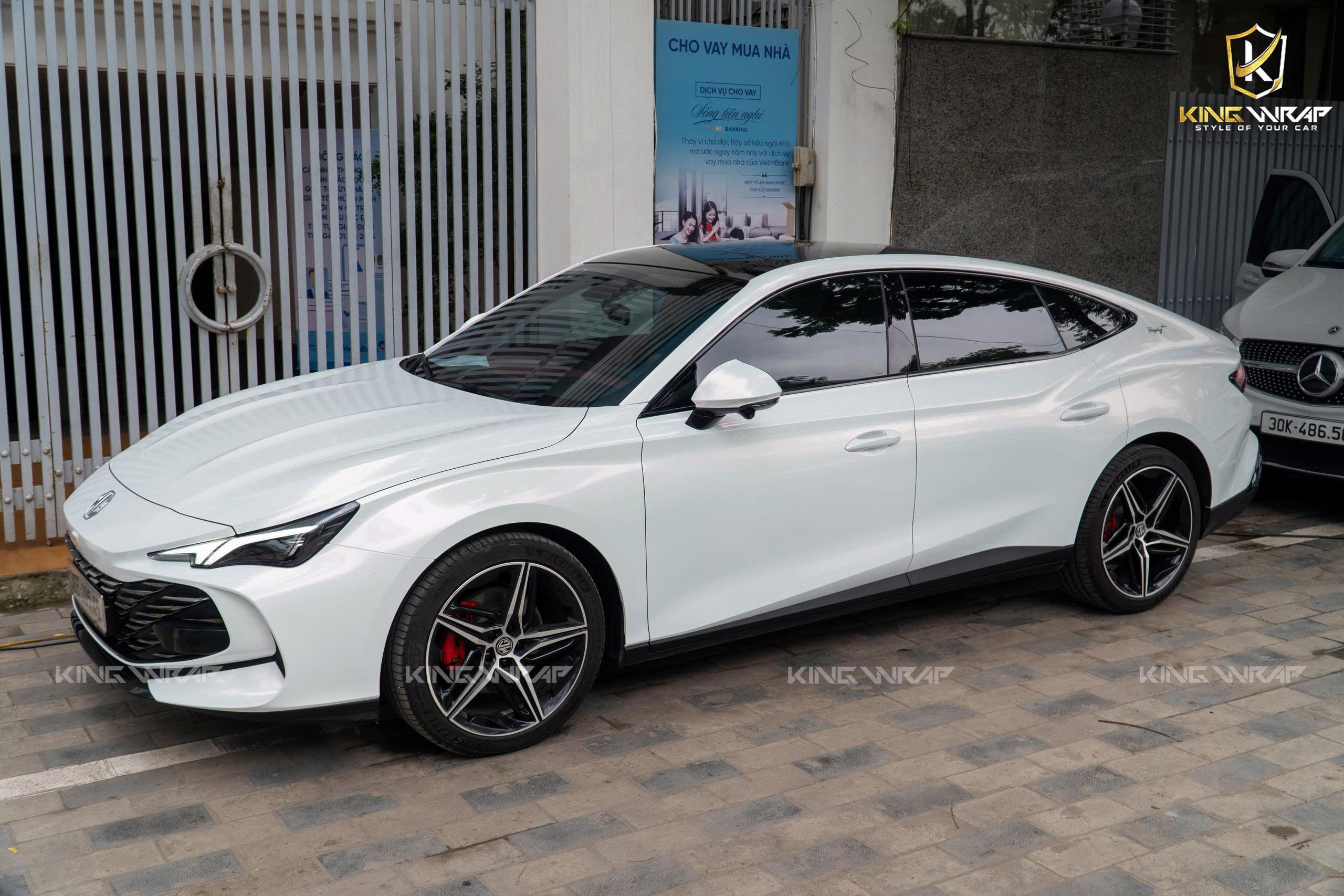 Dán decal xe ô tô bóng hay mờ đẹp hơn? So sánh chi tiết để chọn đúng phong cách