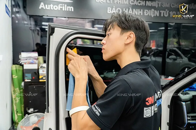 Quy trình dán film cách nhiệt ô tô chuẩn kỹ thuật: Những điều chủ xe cần biết
