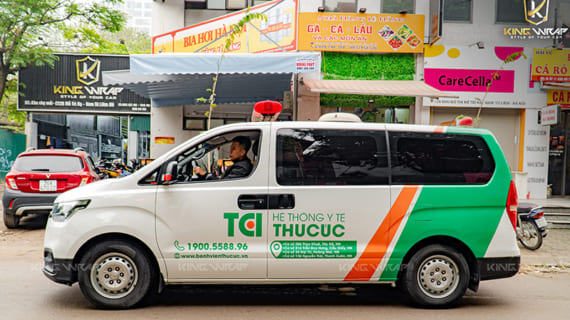Dán decal quảng cáo trên xe ô tô cho bệnh viện Thu Cúc Hà Nội