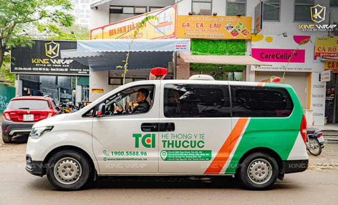 Dán decal quảng cáo trên xe ô tô cho bệnh viện Thu Cúc Hà Nội