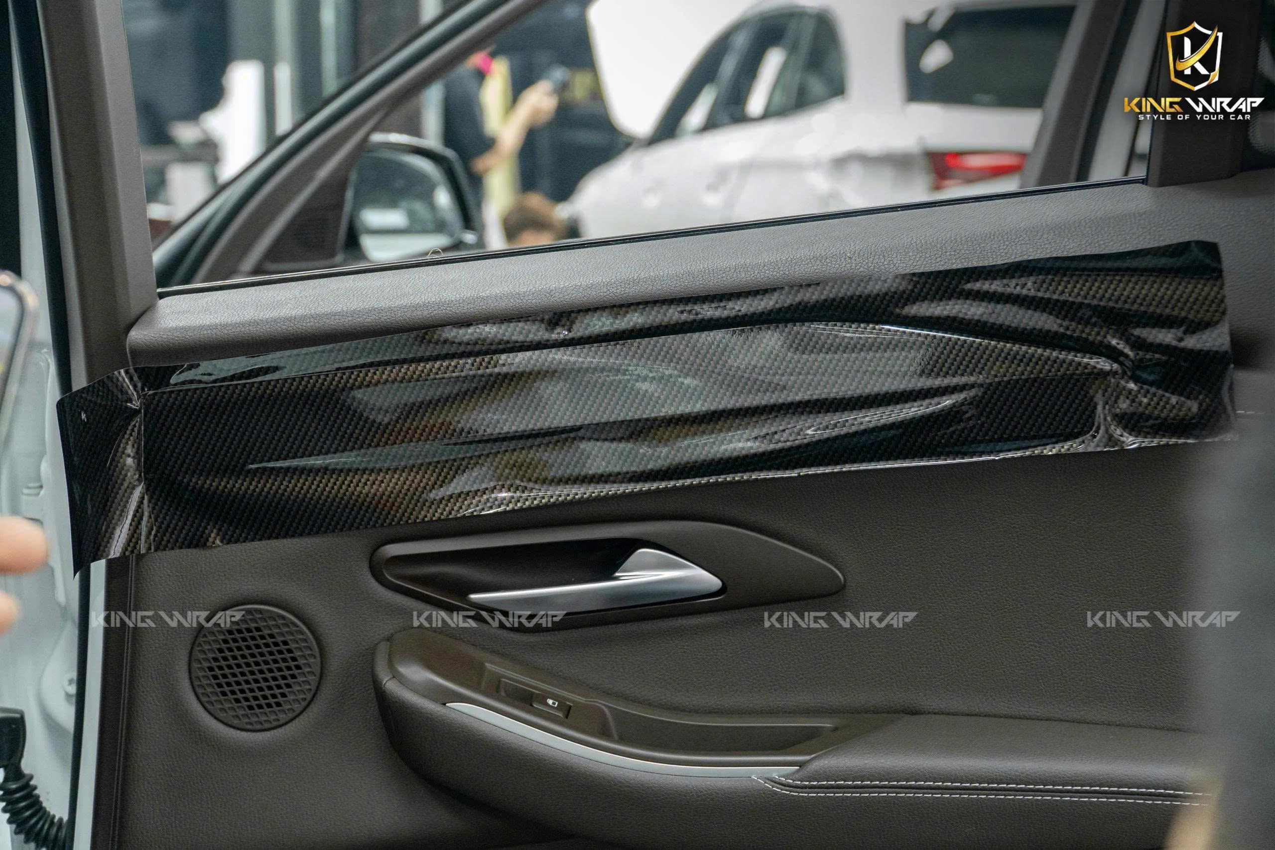 Dán decal carbon xe ô tô: Giải pháp thẩm mỹ và bảo vệ bề mặt sơn hiệu quả 4 Dán decal carbon xe ô tô: Giải pháp thẩm mỹ và bảo vệ bề mặt sơn hiệu quả